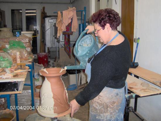 Le vase d'Anduze est protégé du désèchement en l'envelopant dans un sac plastique